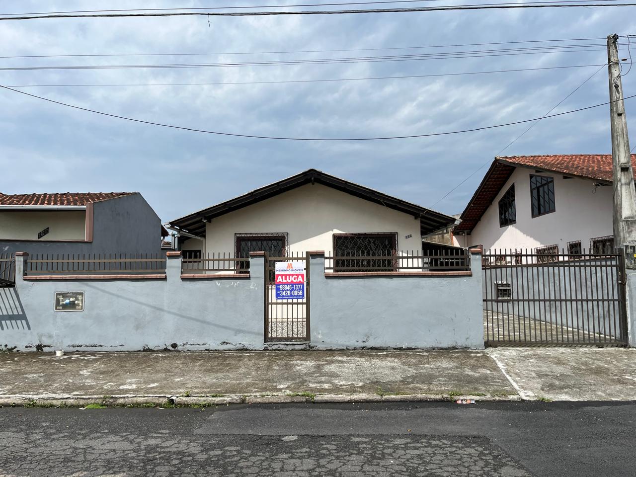 Casa com 3 quartos para alugar no bairro Adhemar Garcia, Joinville - SC - foto 1